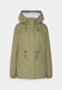 Chaqueta verde oliva con capucha, cintura con cordón ajustable, dos bolsillos laterales y puños elásticos. Hecha de tela suave y resistente. Presenta adornos metálicos.