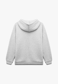 Szary kaptur z miękkiej tkaniny, luźny krój i ściągacze. Posiada dużą tylną część i zaokrąglony kaptur bez ozdób.