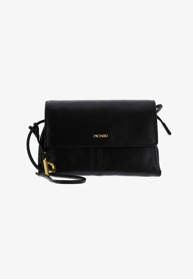 Bolso de mano de cuero negro con solapa, correa ajustable y herrajes dorados. Presenta un logotipo grabado en la parte frontal y una textura suave.