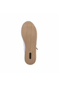 Schuhsohle mit Fischgrätenmuster, hauptsächlich aus tanfarbenem Gummi mit leichter Textur. Weißer oberer Teil entlang des Randes sichtbar.
