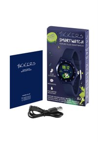 Smartwatch blu in una scatola con display rotondo, cinturino in silicone, resistenza all'acqua IP68, contapassi e quadranti personalizzabili. Include caricabatterie USB.