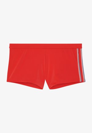 Shorts de bain rouges en matériau lisse et léger. Ils disposent d'une taille plate et d'accents rayés verticaux en bleu et blanc d'un côté.