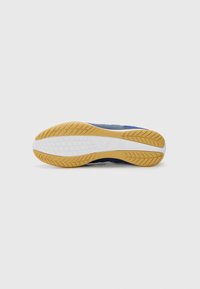 Sneakerzool met een rubberen buitenzool met een visgraatpatroon, witte middenzool en donkerblauwe bovenkant met gestructureerde accenten.