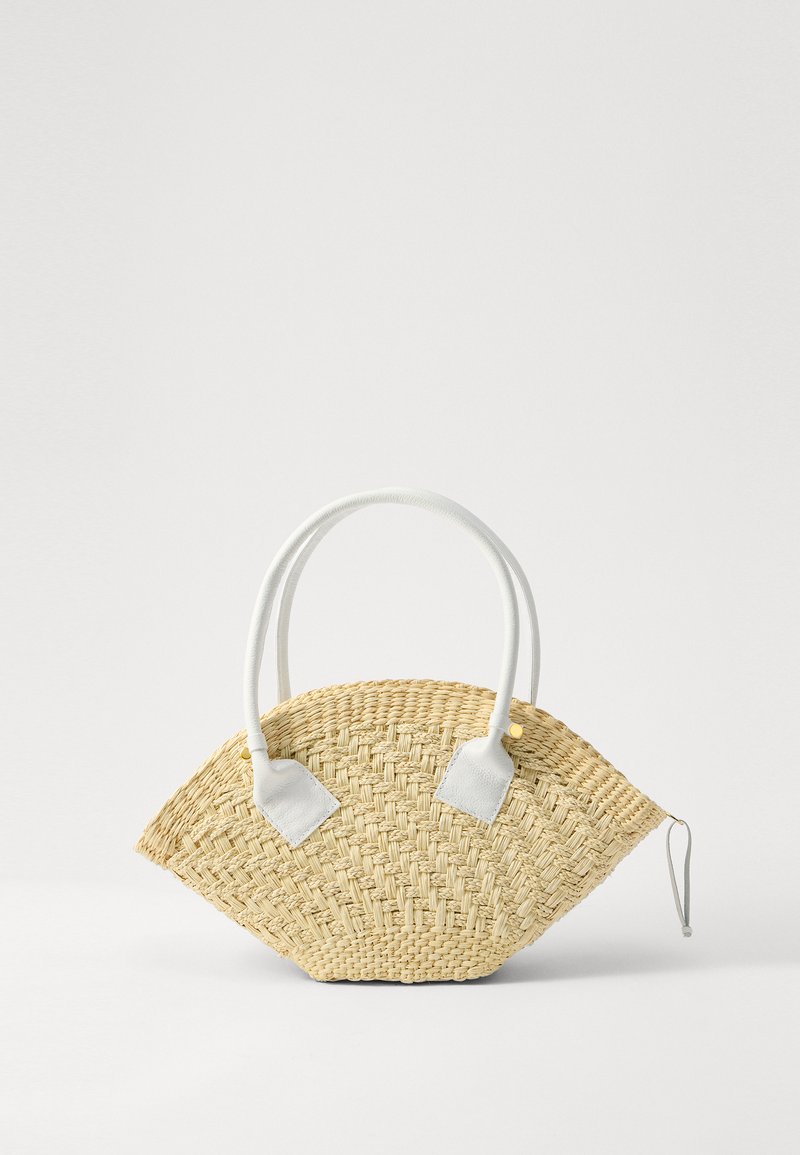 Sac à main en paille tissée en forme d'éventail, avec des accents en cuir blanc et des poignées rondes. Il présente une surface texturée et une fermeture éclair.