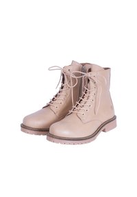 Botas de tobillo de cuero beige con punta redonda, cordones en el frente, cremallera lateral y suela texturada. Detalles de costura adornan los bordes.