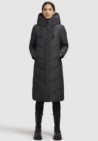 Sort puffet jakke med en høj, aftagelig hætte, lodret chevron-syning, to sidelommer og en frontend lynlås lukning.