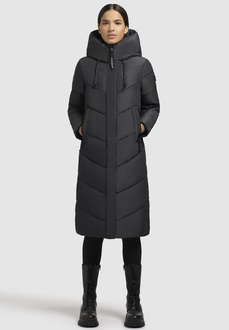 Sort puffet jakke med en høj, aftagelig hætte, lodret chevron-syning, to sidelommer og en frontend lynlås lukning.