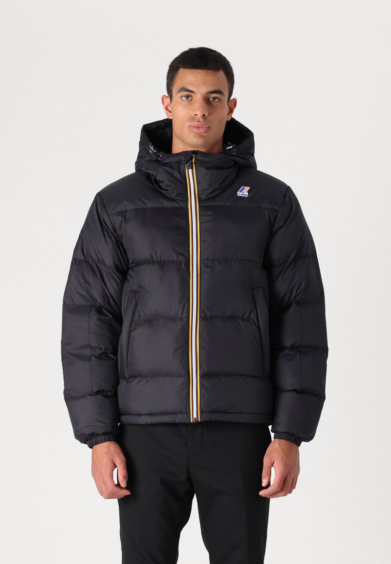 Giubbotto puffer nero con cappuccio, dotato di una zip a strisce gialle e bianche, polsini elasticizzati e un logo sul lato superiore sinistro del petto.