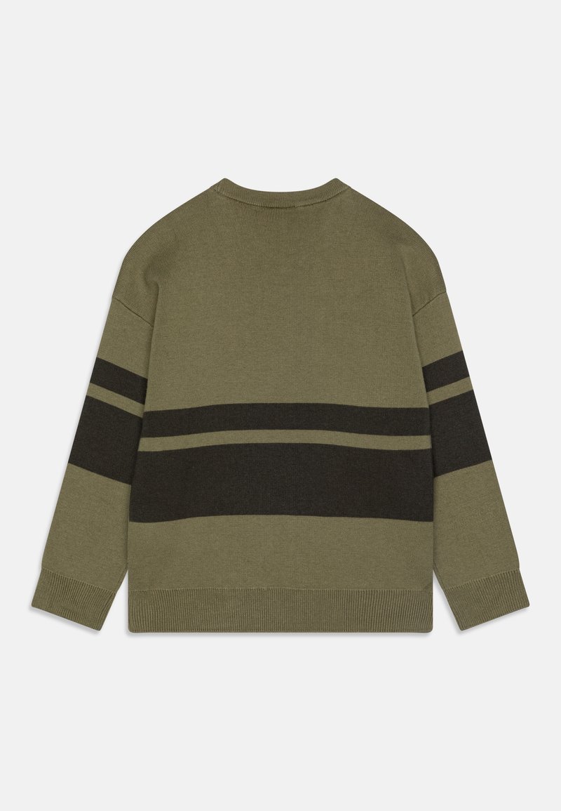 Pull olive en mailles avec des rayures horizontales noires, texture tricotée, col rond et poignets et ourlet côtelés. La vue arrière met en valeur le design.