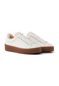 Witte leren sneakers met een getextureerde bruine platformzool en een zachte voering. Voorzien van witte veters en gouden branding aan de zijkant.
