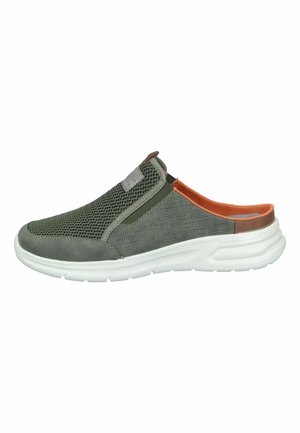 Chaussure verte à enfiler en matériaux en maille et en daim, avec des accents orange, une semelle blanche, un embout arrondi et des détails texturés sur les côtés.
