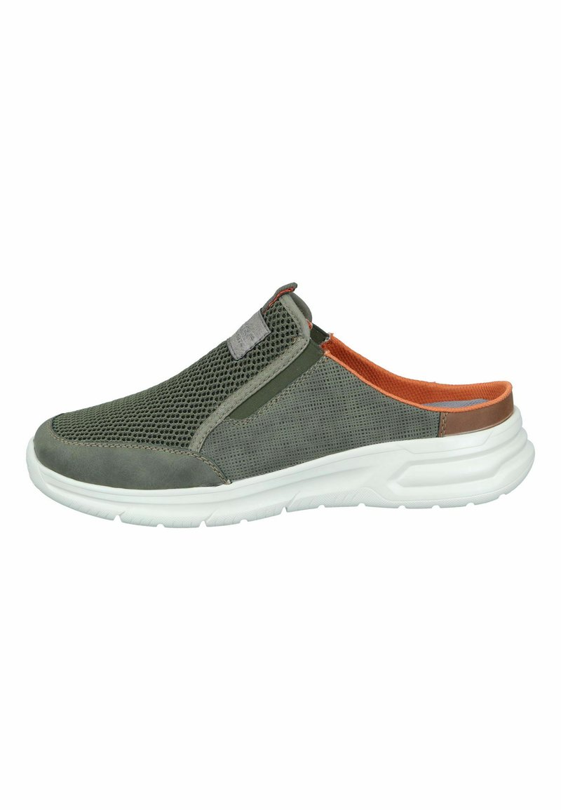 Chaussure verte à enfiler en matériaux en maille et en daim, avec des accents orange, une semelle blanche, un embout arrondi et des détails texturés sur les côtés.