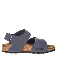 Sandali in camoscio blu navy con soletta in sughero, cinturino regolabile, suola texture e nome del marchio stampato "BIRKENSTOCK" sul lato.