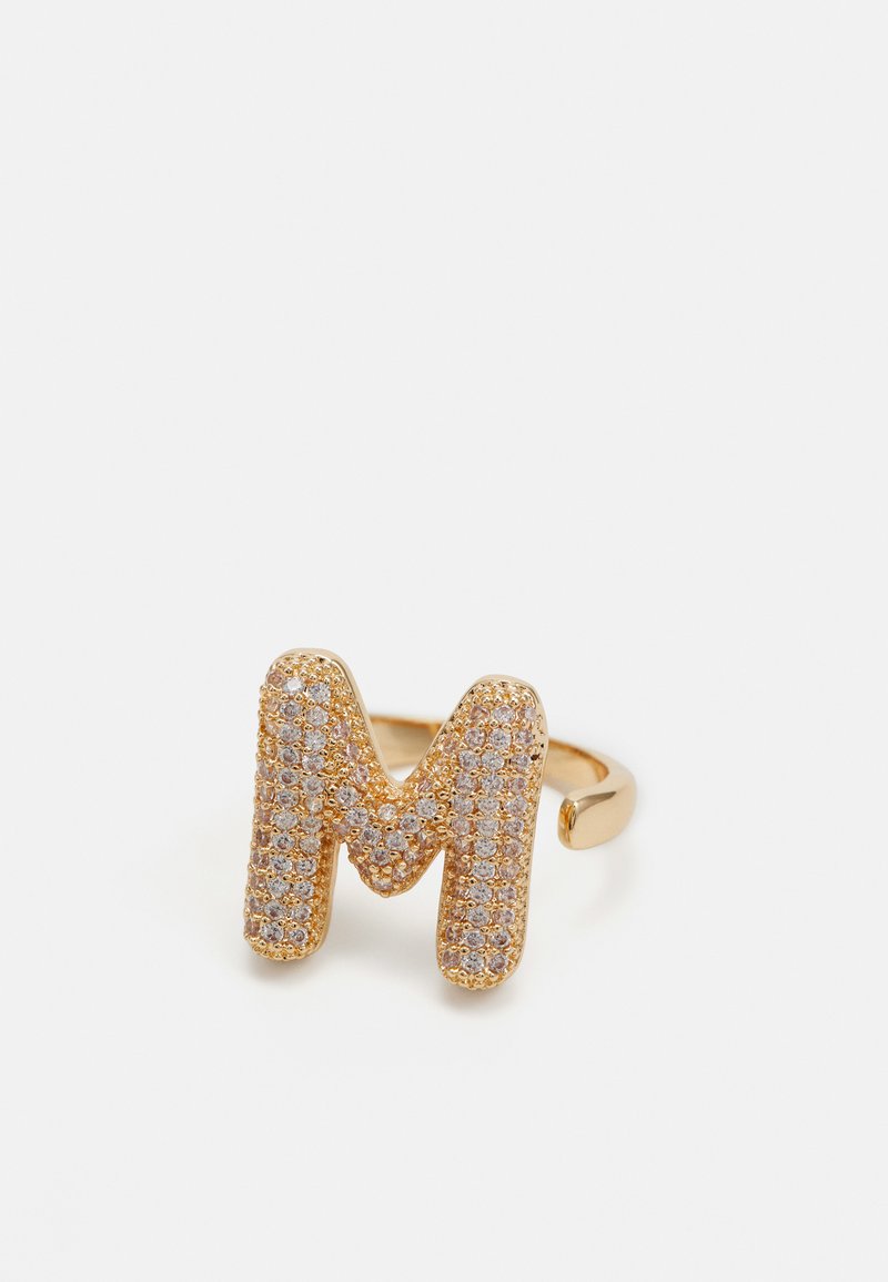 Inel de aur cu un design mare în formă de "M", incrustat cu mici pietre strălucitoare, bandă netedă și lucioasă, aspect modern și îndrăzneț.