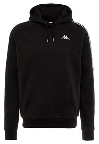 Sudadera con capucha negra hecha de tejido suave, que cuenta con un bolsillo frontal, un logo blanco y franjas laterales en contraste. Corte clásico con puños de canalé.