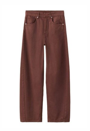 Jeans marrones de pierna ancha hechos de mezclilla. Cuenta con cinco bolsillos, herrajes plateados y un dobladillo limpio. Textura suave con acabado mate.