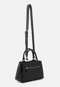 Zwarte leren handtas met een gestructureerd design, voorzien van dubbele handvatten, een verstelbare riem en een decoratief ingebosseld patroon met een voorvak met rits.