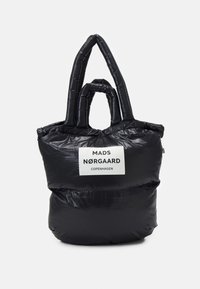 Zwarte gevoerde tote bag met dubbele handvatten, glanzende textuur en een wit merklabel met "MADS NØRGAARD COPENHAGEN."