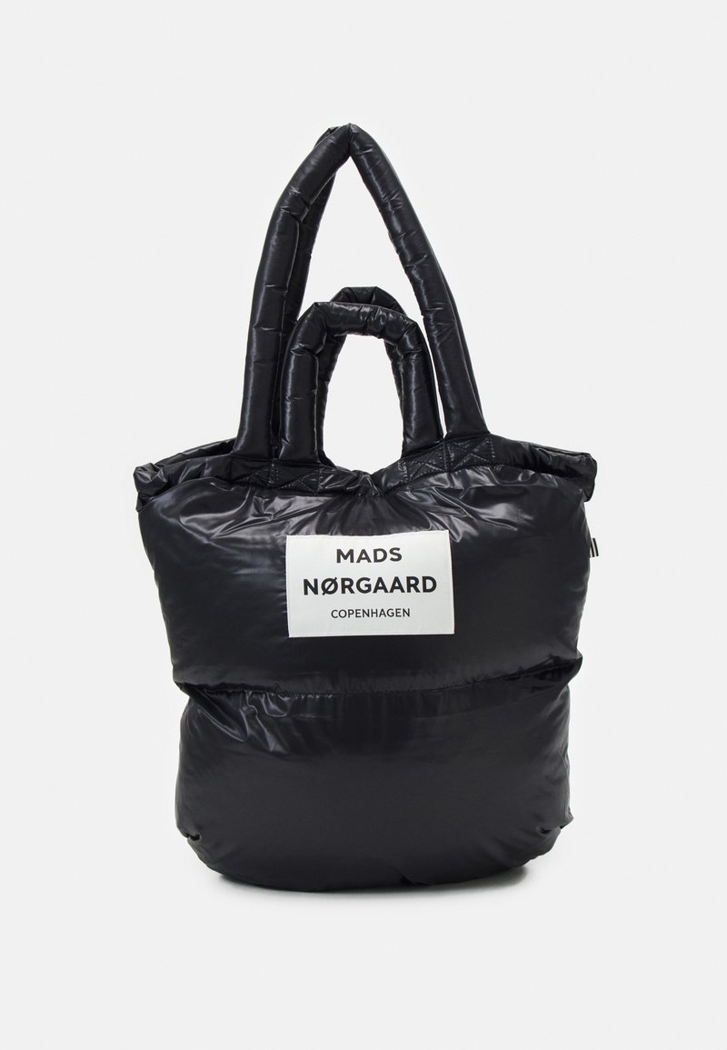 Zwarte gevoerde tote bag met dubbele handvatten, glanzende textuur en een wit merklabel met "MADS NØRGAARD COPENHAGEN."