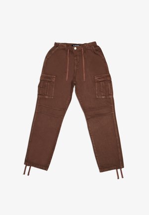 Pantalon cargo marron avec bouton frontal, taille à cordon, poches latérales avec rabat, détails de coutures au niveau des genoux et cordons aux chevilles sur fond blanc.