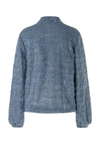 Flauschige blaue Strickjacke mit lockerem Schnitt, hohem Kragen und langen Ärmeln. Die Textur ist weich und das Material wirkt leicht mit einem unregelmäßigen Webmuster.