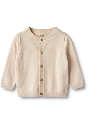 Světle béžový pletený cardigan s kulatým výstřihem, zapínáním na knoflíky vpředu a dlouhými rukávy. Má strukturované pruhy přes hrudník a žebrované manžety.