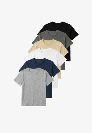 Sæt med seks ensfarvede t-shirts med rund hals og korte ærmer i sort, mørkegrå, beige, hvid, mørkeblå og lysegrå, stablet vertikalt.