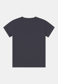Tmavě šedé bavlněné tričko s krátkým rukávem, designem s kulatým výstřihem a hladkou texturou. Žádné viditelné logo ani vzory.