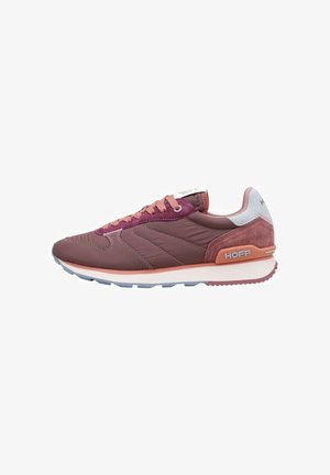 Chaussure de course avec un dessus en synthétique bordeaux, accents rose clair, panneaux texturés et une semelle intermédiaire blanche avec une semelle extérieure en caoutchouc pour une meilleure adhérence.