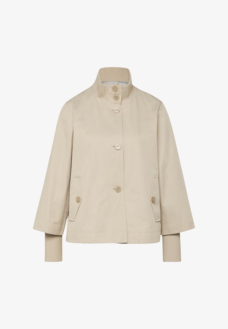 Veste beige boutonnée avec col montant, deux poches avant à rabat avec boutons, et poignets en tricot côtelé s'étendant des manches.