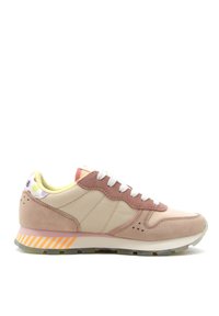 Sneaker con tomaia rosa pallido e beige, caratterizzata da una finitura in suede, lacci bianchi e una suola striata arancione e gialla. Accento a pois sul tallone.