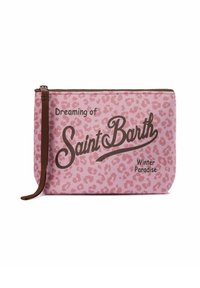 Pochette con stampa leopardata rosa che presenta il testo "Sognando il Paradiso Invernale di Saint Barth" in marrone scuro, con una zip marrone e un cinturino da polso.