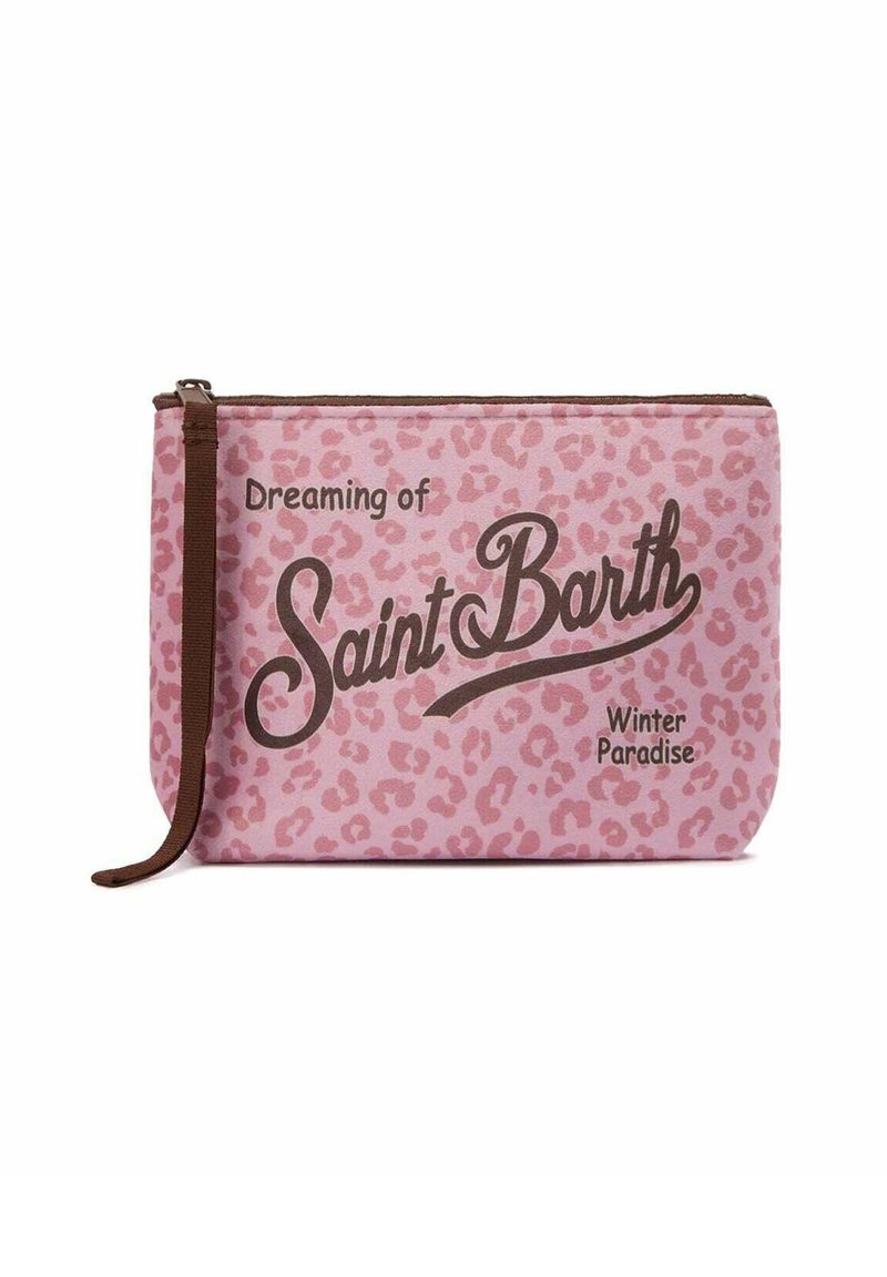 Pochette con stampa leopardata rosa che presenta il testo "Sognando il Paradiso Invernale di Saint Barth" in marrone scuro, con una zip marrone e un cinturino da polso.