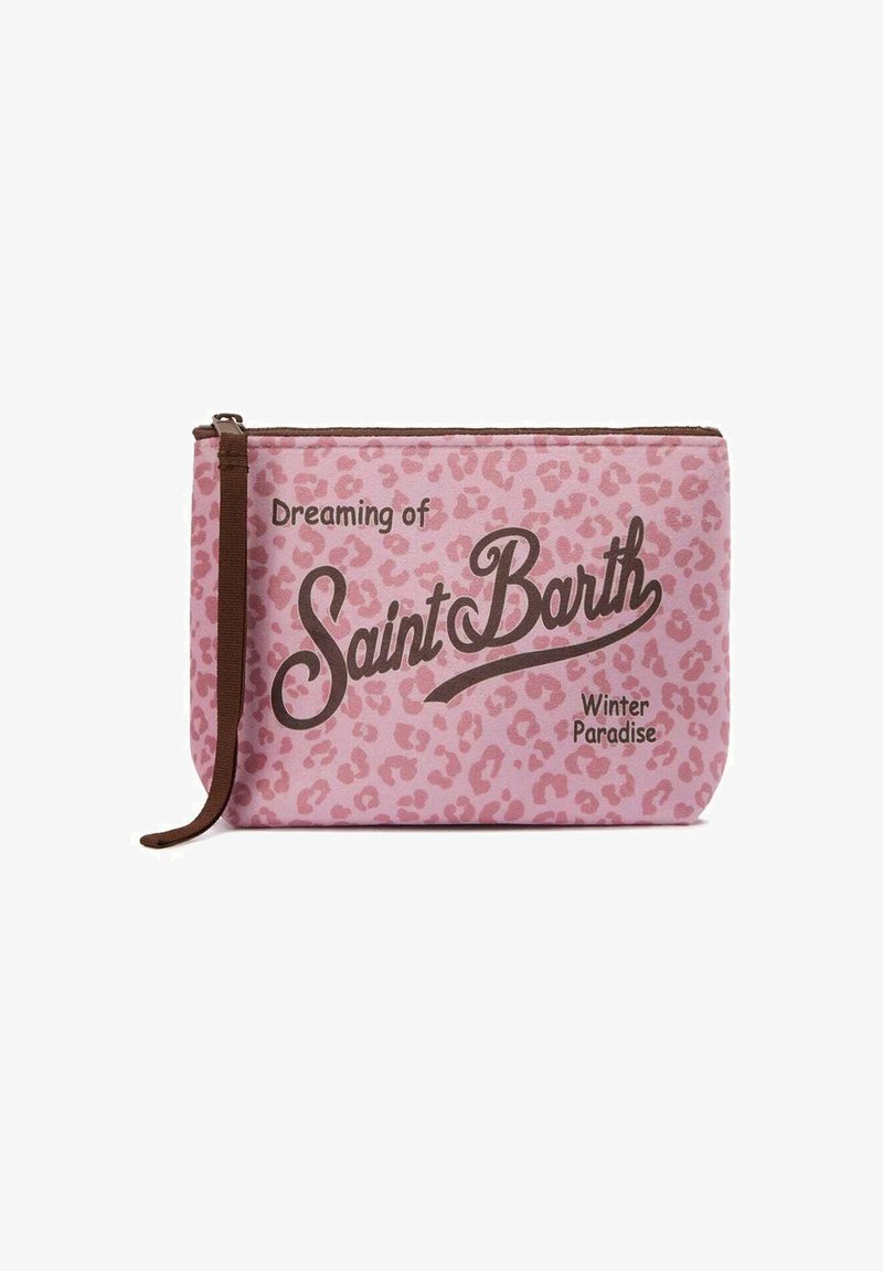 Pochette con stampa leopardata rosa che presenta il testo "Sognando il Paradiso Invernale di Saint Barth" in marrone scuro, con una zip marrone e un cinturino da polso.