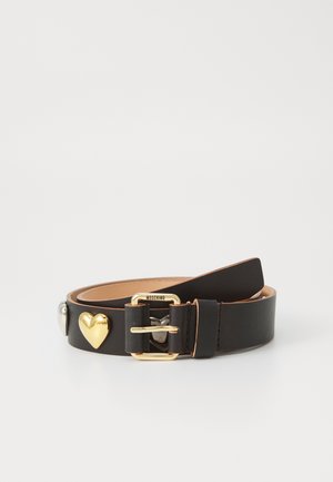 Ceinture en cuir noir avec des accents en forme de cœur dorés et argentés, bouclerie en métal doré et texture lisse. Logo de la marque visible sur la boucle.