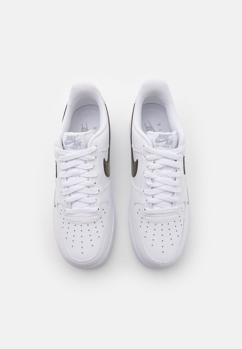 Sneakers Nike Air Force 1 bianchi con una superficie in pelle liscia, punta tonda, dettagli perforati e un logo swoosh metallico.