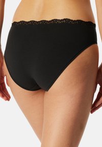 Zwarte katoenen bikiniondergoed met een bloemige kantafwerking bij de taille. Het ontwerp heeft een gladde textuur en een klassieke hipster vorm.