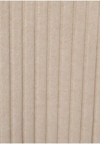 Un tessuto a maglia di colore beige chiaro presenta una texture a coste verticali con strisce regolari e strette e una superficie morbida e leggermente ruvida.