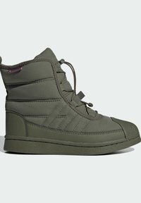 Olivově zelené vysoké tenisky s prošívaným materiálem, gumovou podrážkou, šňůrkovým stahováním a texturovanou špičkou, zobrazené z vnější strany.