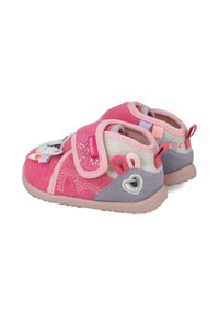 Zapatos de fieltro rosa con correas de velcro, detalles decorativos y una suela de goma. Presenta secciones en gris y crema, con un detalle en forma de corazón.