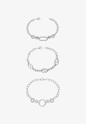Tre braccialetti d'argento con diversi design di maglie, con pietre rotonde e ovali integrate in due stili. Texture liscia, finitura lucida.