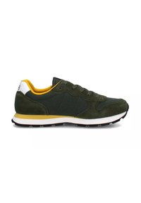 Sneaker verde in suede e tessuto con tallone bianco e giallo. Presenta una suola in gomma nera e un design con lacci.
