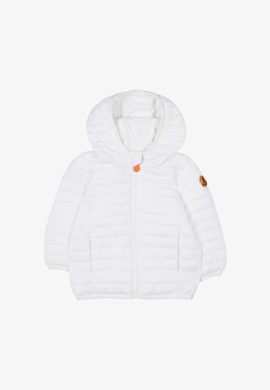 Witte gewatteerde kinderjas met capuchon, ritssluiting aan de voorkant, elastische boorden, zijzakken en een klein oranje logo op linkermouw.