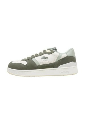 Zapatilla de caña baja con paneles de ante blanco y verde, logo de Lacoste y "EST. 1933" en el lateral, cordones blancos y suela gruesa blanca.