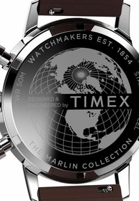 Quadrante nero con design della mappa del mondo in argento, con il testo "TIMEX" e "MARLIN COLLECTION". Cassa in acciaio inossidabile, cinturino in pelle marrone, resistenza all'acqua fino a 50 metri.