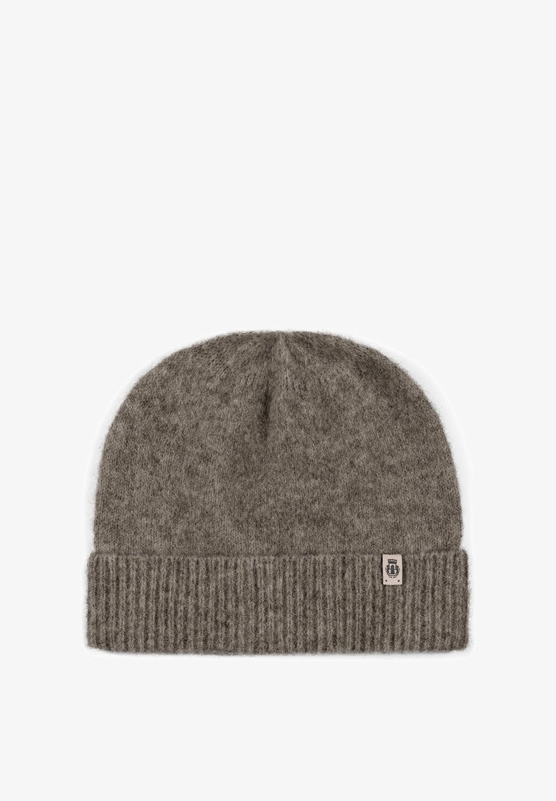 Bonnet en laine grise avec un revers côtelé, comportant une petite étiquette en tissu sur le côté. La texture est douce et légèrement duveteuse.