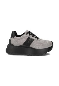 Szare zamszowe sneakersy z czarnymi akcentami, zaokrąglonymi noskami i grubą czarną podeszwą. Posiadają czarne sznurowadła oraz logo po boku.