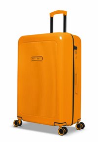 Oranje hard-shell koffer met verticale lijnen, zwarte accenten, dubbele zwarte wielen en een telescopische handgreep. Merkwaarde aan de voorkant.