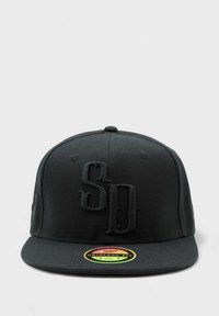 Musta lippalakki, jossa on kohotettu "SD" -logo mustana. Varustettu tasaisella reunalla, tekstuurimaisella kankaalla ja pyöreällä tarralla, jossa on monivärisiä korostuksia.