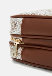 Guess TRAVEL CASE - Trousse - beige multi